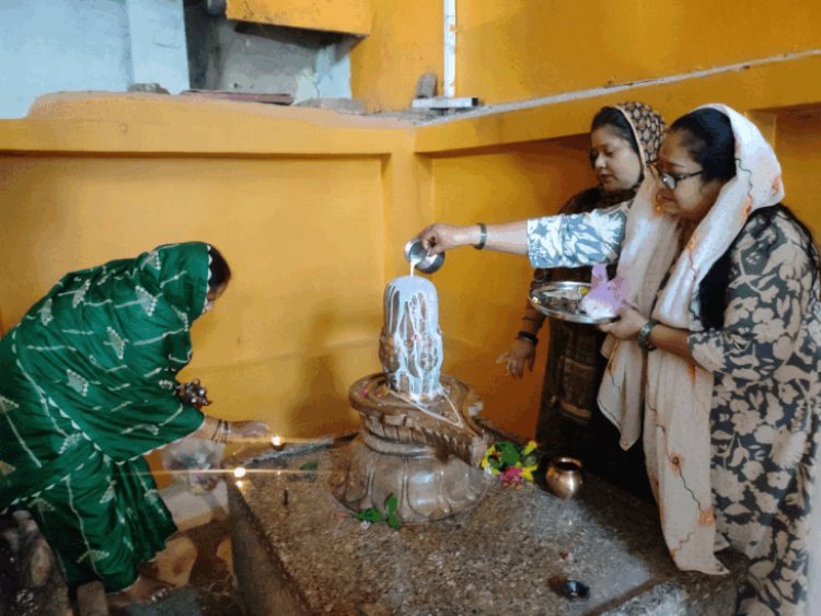 राजराजेश्वर व हजारेश्वर मंदिर में भीड़:अशोकनगर के शिवालयों में उमड़े श्रद्धालु, सावन के पहले सोमवार में बारिश में भी भीगते पहुंचे