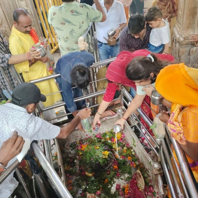 सावन का पहला सोमवार: शिवालयों पर लगी भक्तों की कतार:भक्त बोली-11 साल पहले बाबा के दरबार में रिश्ता हुआ था, मंदिरों के बाहर लगा मेला