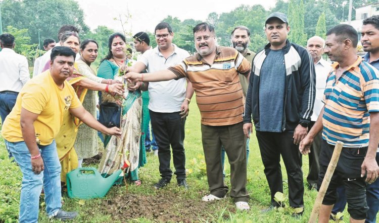 आयुक्त ने उद्यान में पौधरोपण कर किया श्रमदान