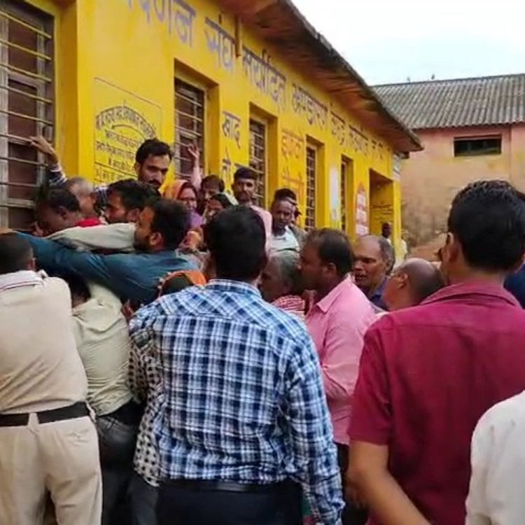 मऊगंज में यूरिया-डीएपी खाद नहीं:किसान घंटों लाइन में खड़े रहे, वितरण केंद्र पर धक्का-मुक्की; पुलिस बुलाई पड़ी