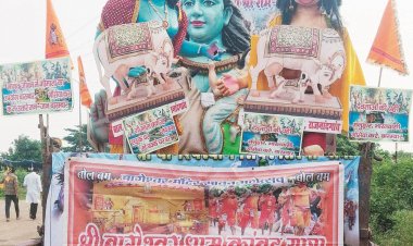 जयकारे लगाते झांकी के साथ निकली कांवड़ यात्रा