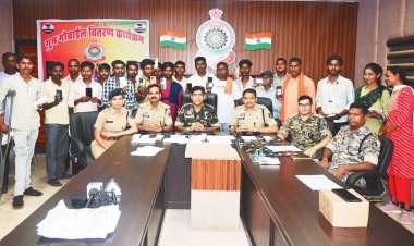 एसपी ने गुम मोबाइल धारकों को लौटाया