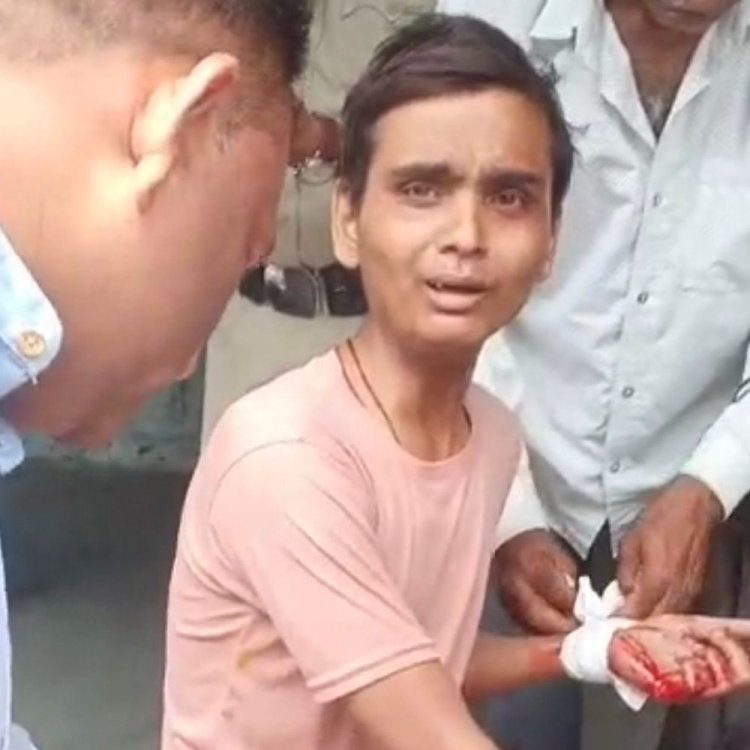 दमोह कोर्ट परिसर में आत्मदाह का प्रयास:फर्जी लोन केस में भाई के फंसने से परेशान युवक ने काटी कलाई, सिर पर केमिकल डाला