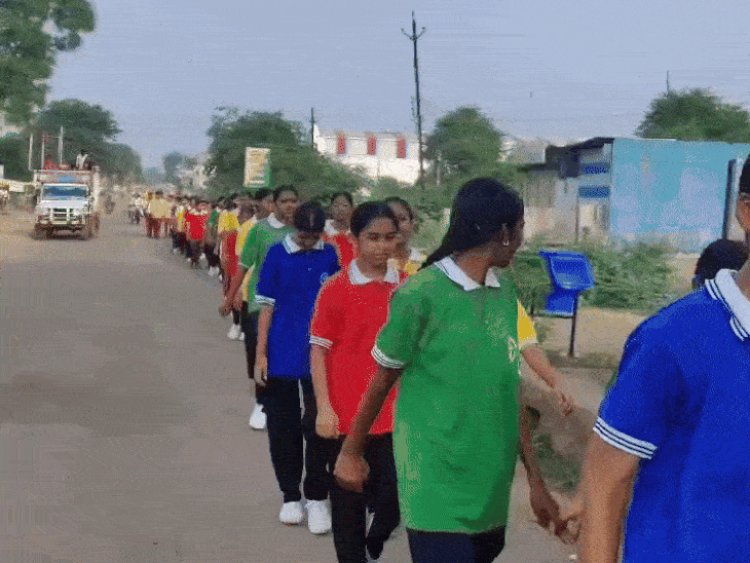 एकलव्य छात्रावास के स्टूडेंट्स वॉर्डन के खिलाफ सड़क पर उतरे:बड़वानी कलेक्टर से मिलने पहुंचे, गेट पर रोका; वॉर्डन ने आरोपों को नकारा