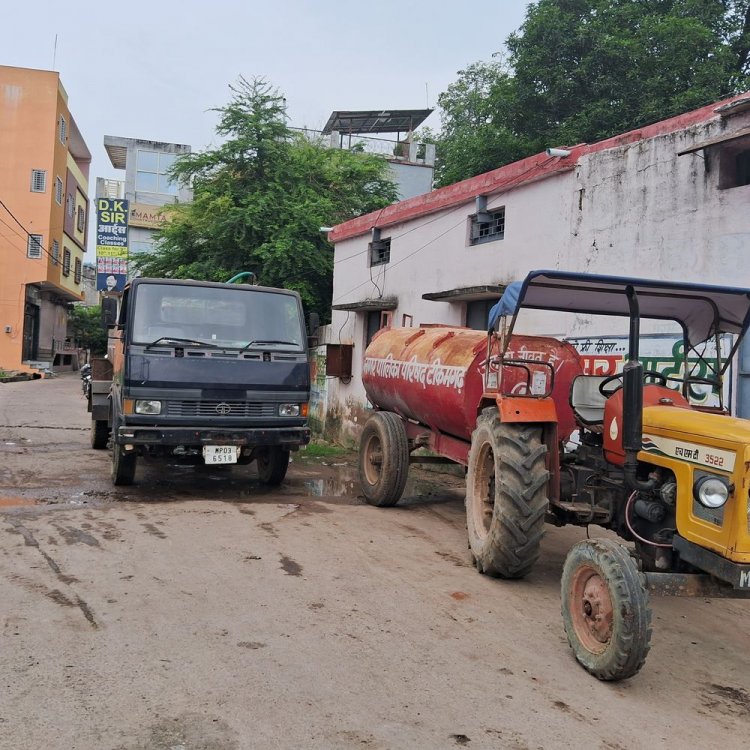 टीकमगढ़ में बारिश के मौसम में भी पानी नहीं:नगर पालिका के 27 वार्डों में 4 दिन से पानी नहीं, ट्रांसफार्मर बदलने की वजह बताई