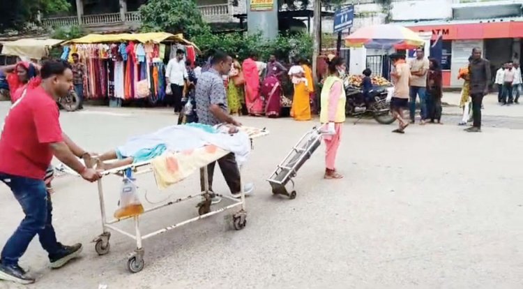 ऑक्सीजन लगे मरीज को सडक़ पार कर मुख्य चिकित्सालय भवन ले जाते वीडियो फैला