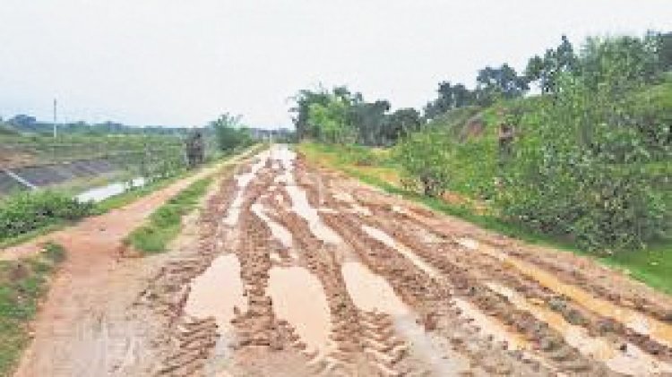 खराब सड़कों से ग्रामीण परेशान 6 किमी घूमकर गांव पहुंचते हैं