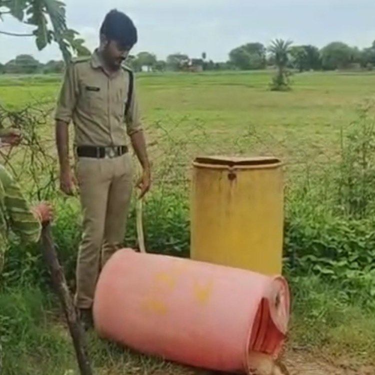 सीएम के कार्यक्रम के पहले अवैध शराब पर कार्रवाई:छतरपुर में 46 लीटर हाथभट्टी मदिरा जब्त; 4500 किलो महुआ लाहन भी नष्ट किया