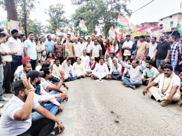 खाद की कमी और कालाबाजारी, कांग्रेस का धरना प्रदर्शन और चक्काजाम