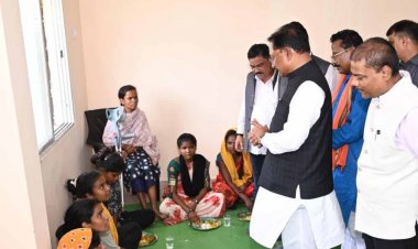 बाढ़ प्रभावितों का हाल जानने उनके बीच पहुँचे मुख्यमंत्री साय: अधिकारियों को राहत एवं पुनर्वास कार्यों में तेजी लाने के निर्देश