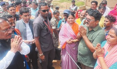 बाढ़ प्रभावितों से मिले सीएम