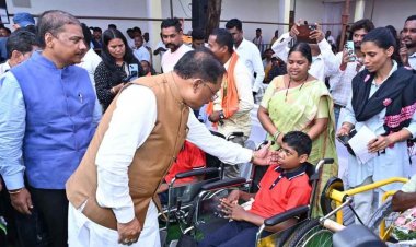 मुख्यमंत्री श्री विष्णु देव साय ग्राम आड़ावाल पहुंच दिव्यांगजनों को सहायक उपकरण वितरित किए