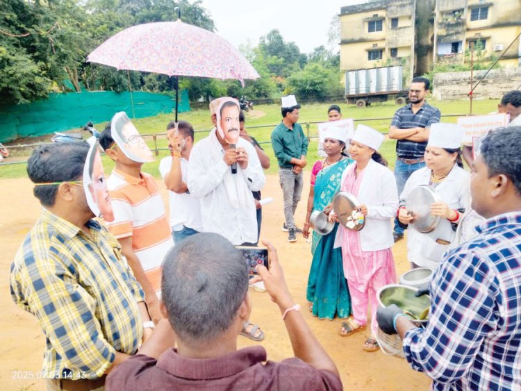 सरकार को याद दिलाने मुखौटे पहनकर सडक़ पर उतरे एनएचएम कर्मी