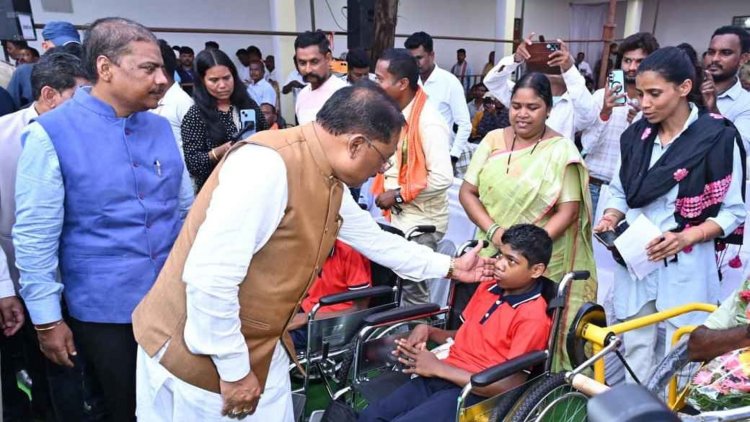 मुख्यमंत्री श्री विष्णु देव साय ग्राम आड़ावाल पहुंच दिव्यांगजनों को सहायक उपकरण वितरित किए