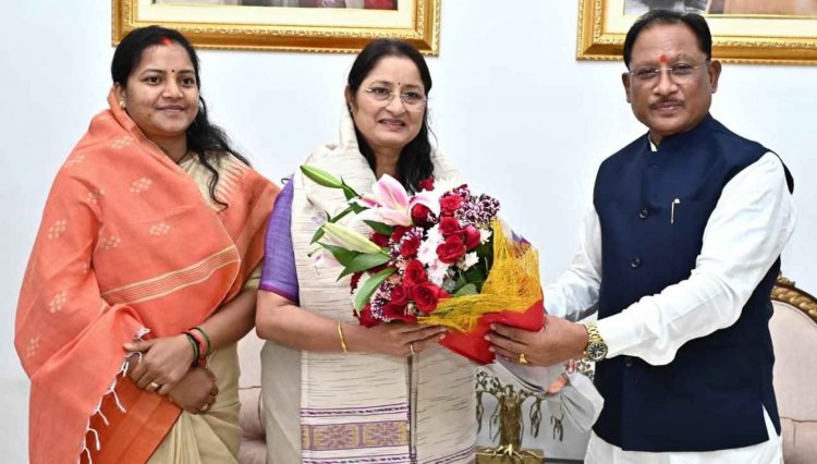 श्री विष्णु देव साय से केंद्रीय महिला एवं बाल विकास मंत्री श्रीमती अन्नपूर्णा देवी ने की सौजन्य भेंट