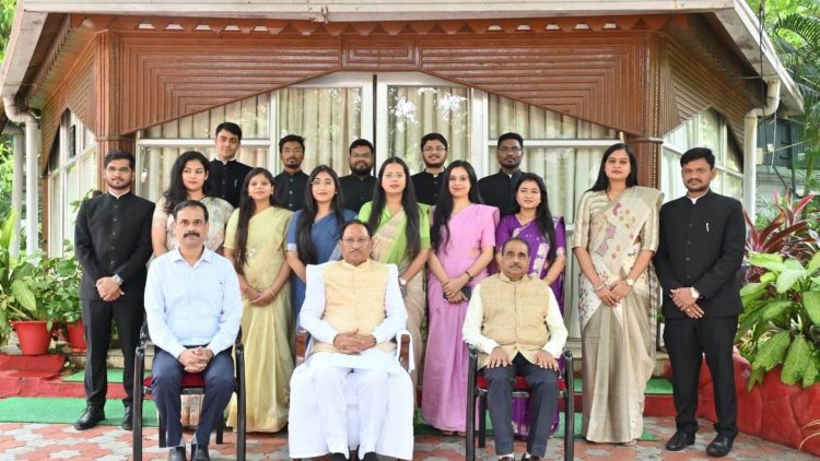 मुख्यमंत्री श्री साय से राज्य प्रशासनिक सेवा के प्रशिक्षु अधिकारियों ने की सौजन्य मुलाकात