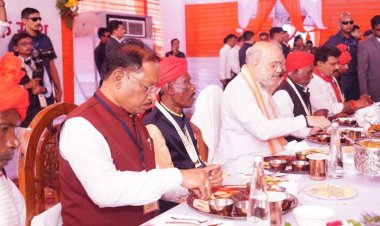 केन्द्रीय गृहमंत्री श्री अमित शाह एवं मुख्यमंत्री श्री विष्णु देव साय बस्तर दशहरा पर्व से जुड़े मांझी-चालकी, मेम्बर एवं मेम्बरीन के सम्मान में.