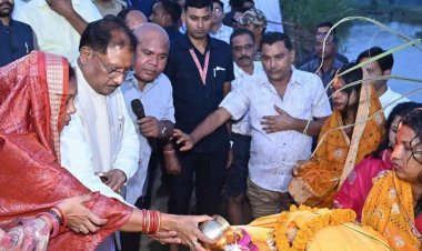 मुख्यमंत्री श्री विष्णु देव साय ने जशपुर में दुलदुला छठ घाट में सूर्य को दिया अर्घ्य.