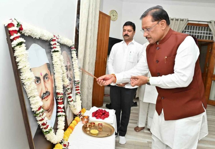 मुख्यमंत्री श्री साय ने राष्ट्रपिता महात्मा गांधी और पूर्व प्रधानमंत्री श्री लाल बहादुर शास्त्री को उनकी जयंती पर किया नमन