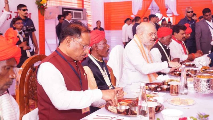 केन्द्रीय गृहमंत्री श्री अमित शाह एवं मुख्यमंत्री श्री विष्णु देव साय बस्तर दशहरा पर्व से जुड़े मांझी-चालकी, मेम्बर एवं मेम्बरीन के सम्मान में.