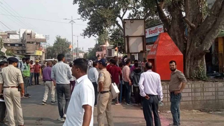 इंदौर-इच्छापुर हाईवे पर प्रशासन का बड़ा फैसला: मंदिर-मजारें हटाई गईं, विकास के रास्ते खुले