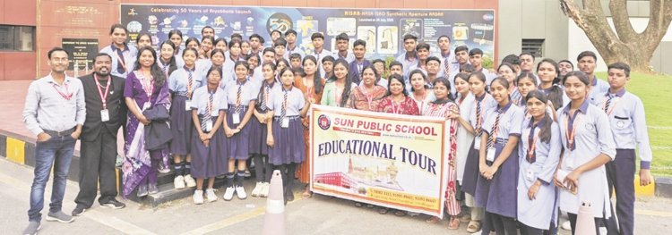 चंदखुरी के विद्यार्थियों ने किया शैक्षिक भ्रमण