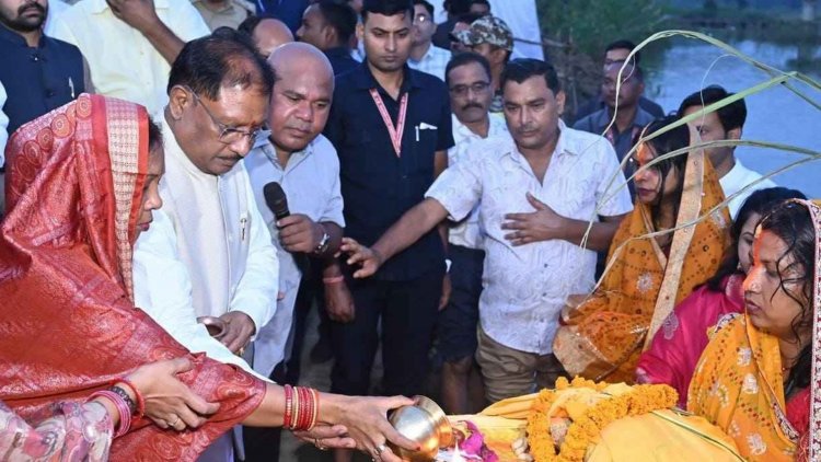 मुख्यमंत्री श्री विष्णु देव साय ने जशपुर में दुलदुला छठ घाट में सूर्य को दिया अर्घ्य.