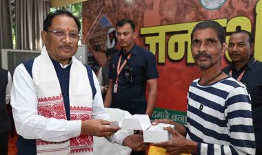 मुख्यमंत्री श्री विष्णुदेव साय ने समझी पीड़ा, तुरंत बढ़ाया कदम - श्री रमन निर्मलकर को सौंपा श्रवण यंत्र.