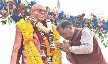 मुख्यमंत्री श्री विष्णुदेव साय ने संविधान दिवस के अवसर पर डॉ. भीमराव अंबेडकर की प्रतिमा पर माल्यार्पण कर किया.