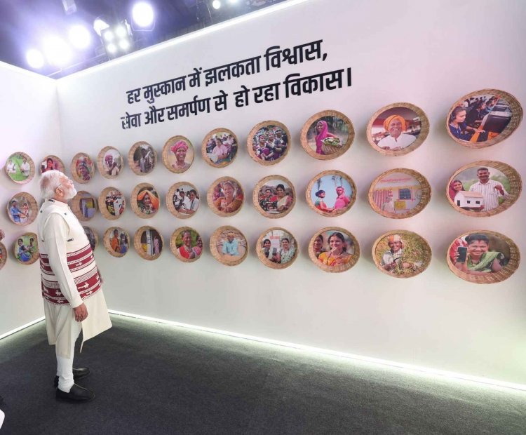 प्रधानमंत्री श्री नरेंद्र मोदी ने राज्योत्सव स्थल पर विभिन्न विभागों द्वारा आयोजित प्रदर्शनी का किया शुभारंभ.