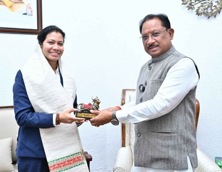 वर्ल्ड कप विजेता भारतीय महिला क्रिकेट टीम की फिजियोथेरेपिस्ट आकांक्षा सत्यवंशी ने मुख्यमंत्री से की मुलाकात.