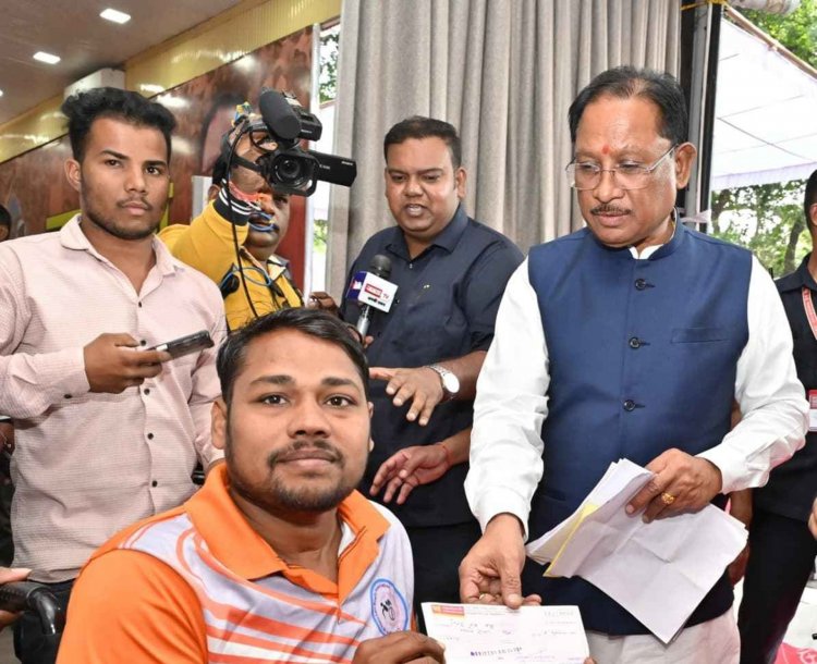 दिव्यांग रग्बी खिलाड़ी की मदद के लिए मुख्यमंत्री आगे आए — जनदर्शन में स्वीकृत किया 90 हजार रुपए का आर्थिक अनुदान.