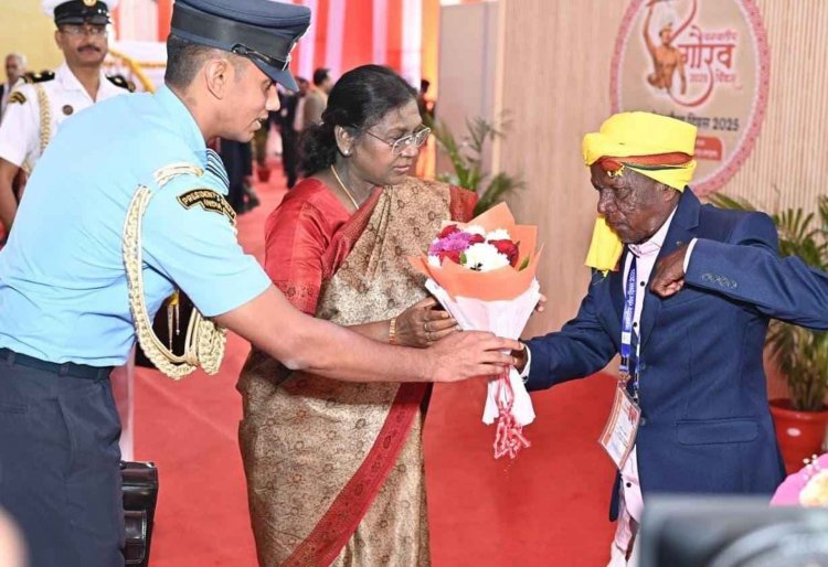 राष्ट्रपति श्रीमती द्रौपदी मुर्मु ने जनजातीय समाज प्रमुखों और स्वतंत्रता संग्राम सेनानियों से की मुलाकात.