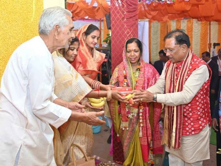 मुख्यमंत्री श्री विष्णुदेव साय बसना सलखण्ड में मां महालक्ष्मी पूजन कार्यक्रम में हुए शामिल.