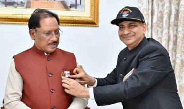 सशस्त्र सेना झंडा दिवस पर मुख्यमंत्री ने सैनिकों एवं शहीद परिवारों के कल्याण हेतु किया अंशदान.