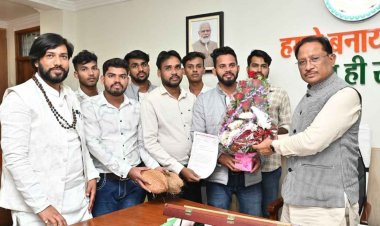 मुख्यमंत्री श्री विष्णु देव साय से पोस्ट मैट्रिक अनुसूचित जाति छात्रावास के प्रतिनिधि मंडल ने की सौजन्य भेंट.