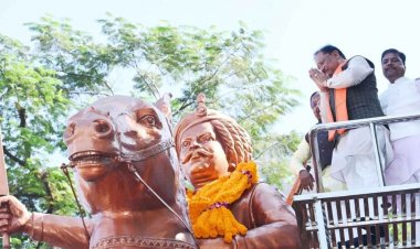 मुख्यमंत्री श्री विष्णुदेव साय ने जयस्तंभ चौक में किया शहीद वीर नारायण सिंह के त्याग और संघर्ष का स्मरण.