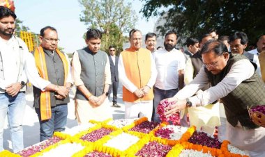 मुख्यमंत्री ने शहीद वीर नारायण सिंह को अर्पित की श्रद्धांजलि.