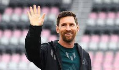 स्टार फ़ुटबॉलर लियोनेल मेसी कोलकाता पहुंचे, एयरपोर्ट पर दिखी हज़ारों की भीड़