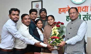 मुख्यमंत्री श्री साय से शासकीय आदर्श पोस्ट मैट्रिक आदिवासी बालक छात्रावास के प्रतिनिधिमंडल ने की सौजन्य मुलाकात.