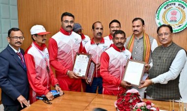 मुख्यमंत्री श्री साय से मास्टर एथलीट फेडरेशन ऑफ इंडिया के प्रतिभागियों ने की सौजन्य भेंट