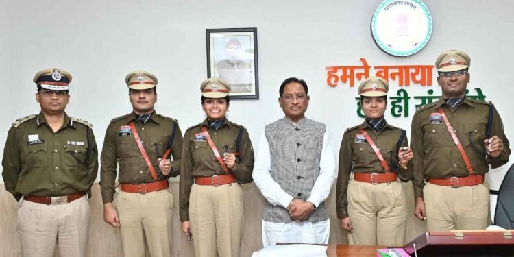 मुख्यमंत्री श्री विष्णुदेव साय से प्रशिक्षु आईपीएस अधिकारियों ने की सौजन्य भेंट.