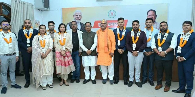 मुख्यमंत्री श्री विष्णु देव साय से छत्तीसगढ़ लोक सेवा आयोग 2024 के टॉप 10 अभ्यर्थियों ने की सौजन्य भेंट.