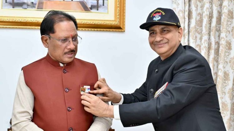 सशस्त्र सेना झंडा दिवस पर मुख्यमंत्री ने सैनिकों एवं शहीद परिवारों के कल्याण हेतु किया अंशदान.