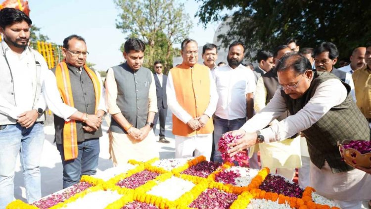 मुख्यमंत्री ने शहीद वीर नारायण सिंह को अर्पित की श्रद्धांजलि.