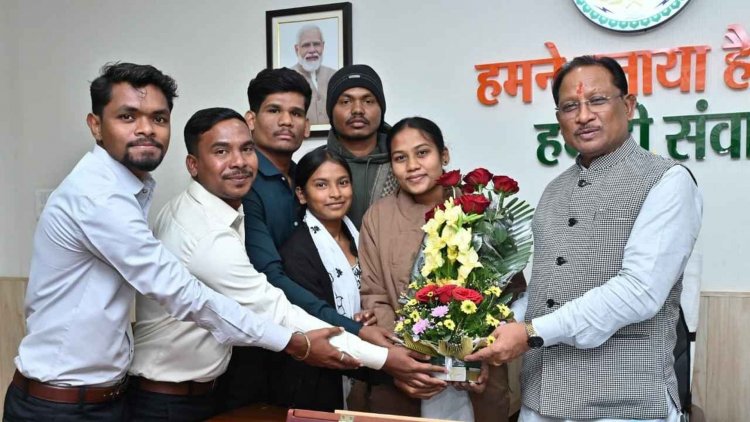 मुख्यमंत्री श्री साय से शासकीय आदर्श पोस्ट मैट्रिक आदिवासी बालक छात्रावास के प्रतिनिधिमंडल ने की सौजन्य मुलाकात.