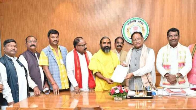 मुख्यमंत्री श्री साय से श्री चतुर्भुज सिरकट्टी आश्रम परिवार कुटेना (पाण्डुका) के प्रतिनिधियों ने की सौजन्य मुलाकात