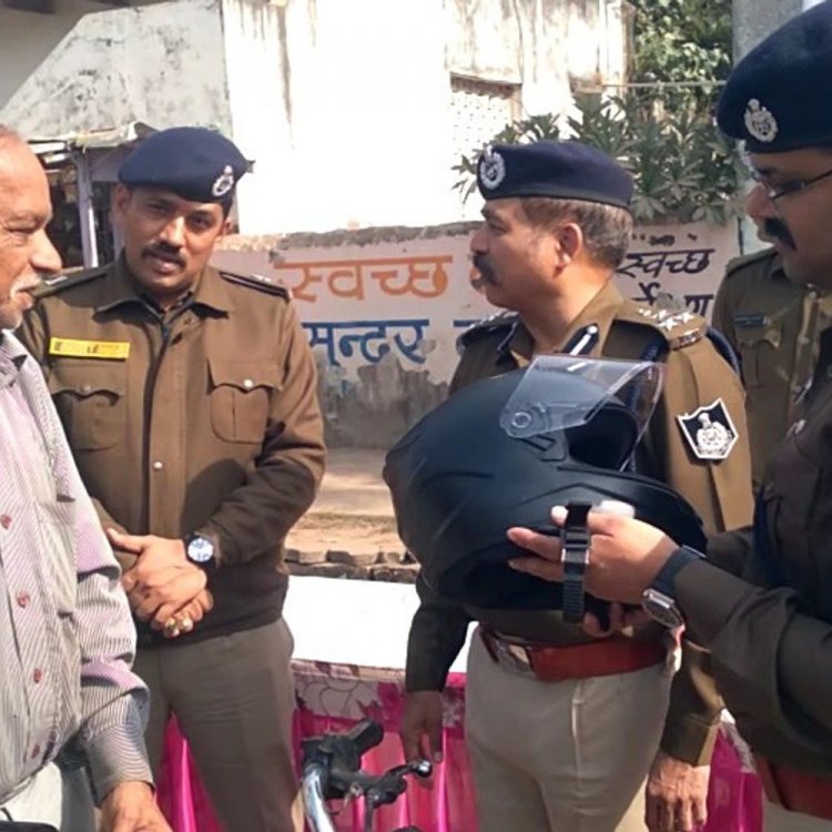 दमोह में ‘हंड्रेड लाइफ’ अभियान के तहत बांटे गए हेलमेट:डीआईजी बोले- पुलिसकर्मियों पर भी होगी सख्त कार्रवाई