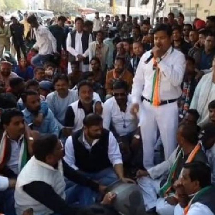 इंदौर में समस्याओं को लेकर कांग्रेस का प्रदर्शन:मास्टर प्लान, सड़क और मेट्रो का काम एक साथ चलने से परेशानी, घरों में आ रहा गंदा पानी