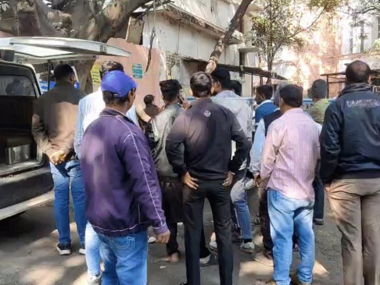 ट्रक की चपेट में आने से शोरूम मैनेजर की मौत:ड्यूटी से घर लौटते समय छोला मंदिर टिंबर मार्केट में हुई घटना